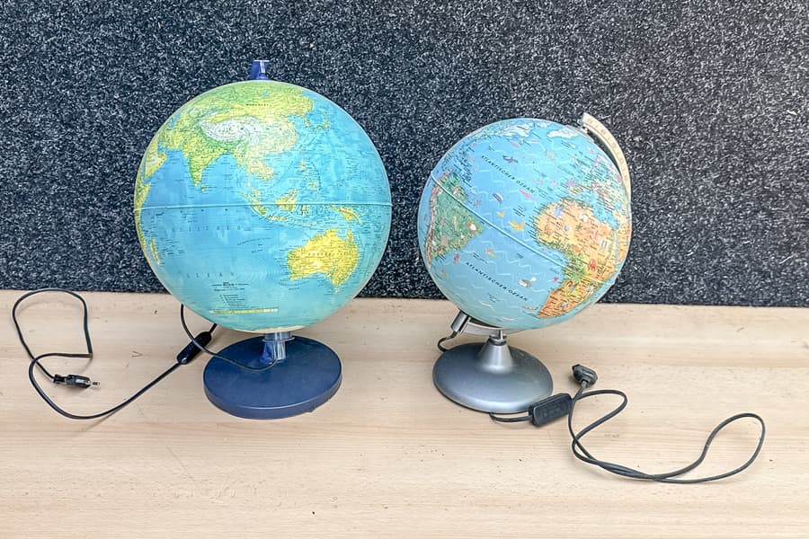 2 Globus, beleuchtet